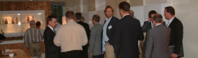 Tijdens de borrel wordt er druk nagepraat!